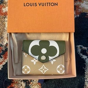 Louis Vuitton Monogram Giant Zoe Wallet Kaki